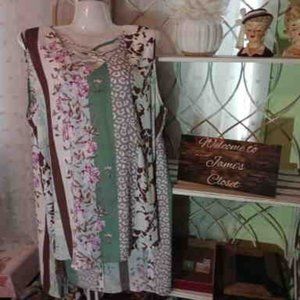 Spring/Summer delicate pretty floral top for casual or office wear.  Size XL